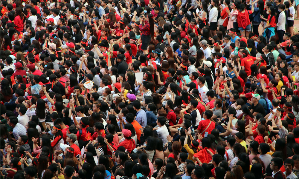 Cổ động viên ngất trong gala giao lưu với U23 Việt Nam