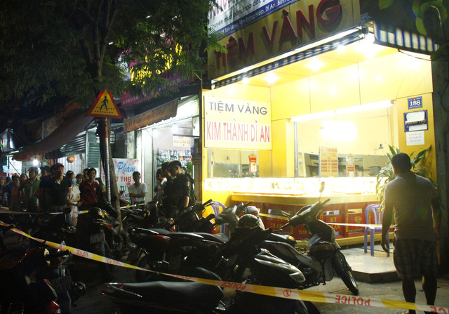 Táo tợn cướp tiệm vàng tại Bình Dương