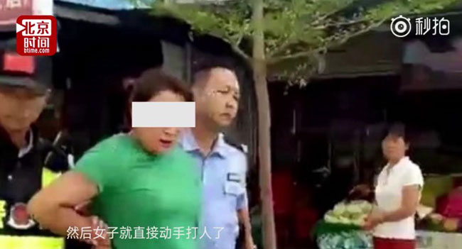 Lao công bị đánh chảy máu đầu vì vô tình làm bẩn giày của nữ khách