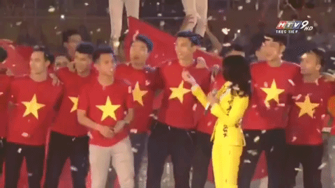 Hành động đáng yêu của Mỹ Tâm khi được cầu thủ U23 Việt Nam tặng quà