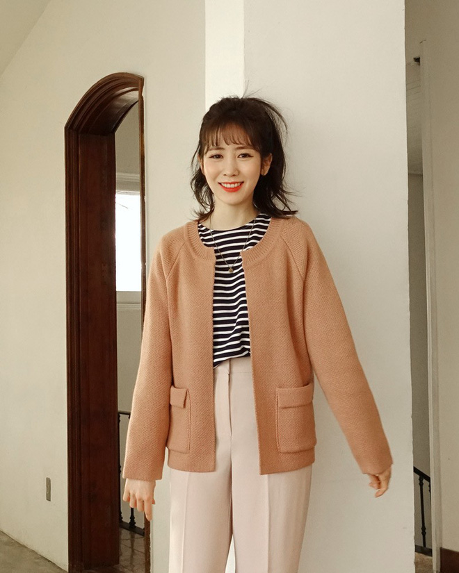 Dịp tết này các nàng hãy tranh thủ sắm ngay áo cardigan cổ tròn bà ngoại đang là mốt Dịp tết này các nàng hãy tranh thủ sắm ngay áo cardigan cổ tròn bà ngoại đang là mốt