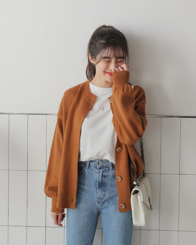 Dịp tết này các nàng hãy tranh thủ sắm ngay áo cardigan cổ tròn bà ngoại đang là mốt Dịp tết này các nàng hãy tranh thủ sắm ngay áo cardigan cổ tròn bà ngoại đang là mốt