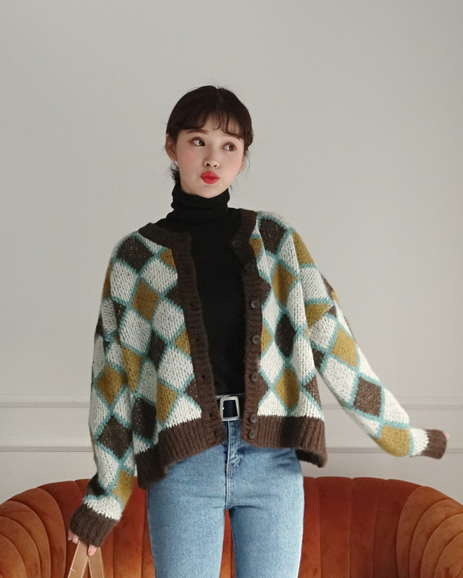 Dịp tết này các nàng hãy tranh thủ sắm ngay áo cardigan cổ tròn bà ngoại đang là mốt Dịp tết này các nàng hãy tranh thủ sắm ngay áo cardigan cổ tròn bà ngoại đang là mốt