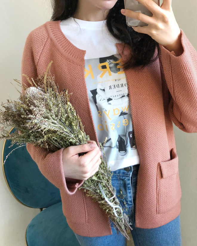 Dịp tết này các nàng hãy tranh thủ sắm ngay áo cardigan cổ tròn bà ngoại đang là mốt Dịp tết này các nàng hãy tranh thủ sắm ngay áo cardigan cổ tròn bà ngoại đang là mốt