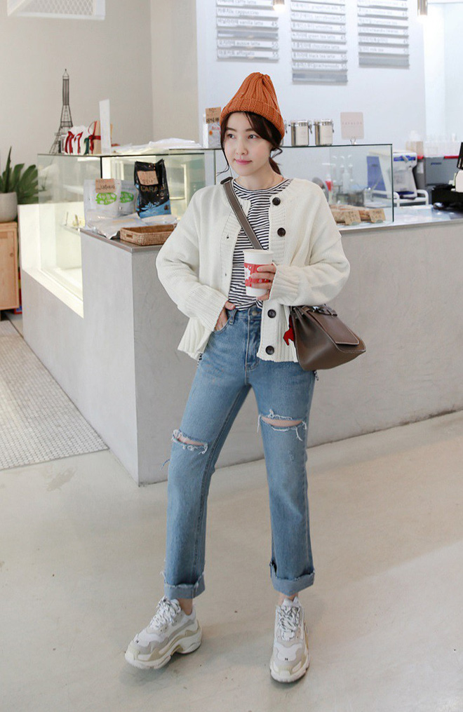 Dịp tết này các nàng hãy tranh thủ sắm ngay áo cardigan cổ tròn bà ngoại đang là mốt Dịp tết này các nàng hãy tranh thủ sắm ngay áo cardigan cổ tròn bà ngoại đang là mốt