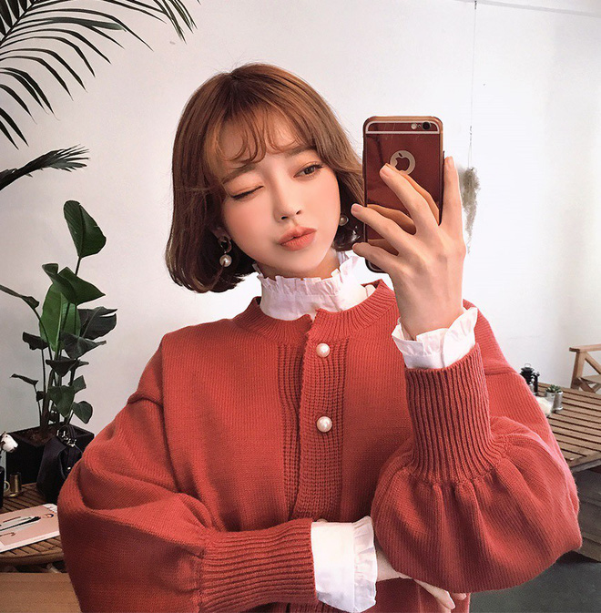 Dịp tết này các nàng hãy tranh thủ sắm ngay áo cardigan cổ tròn bà ngoại đang là mốt Dịp tết này các nàng hãy tranh thủ sắm ngay áo cardigan cổ tròn bà ngoại đang là mốt