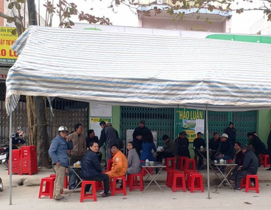 Vác dao kiếm tới nhà hò hét, chửi bới rồi chém chết người