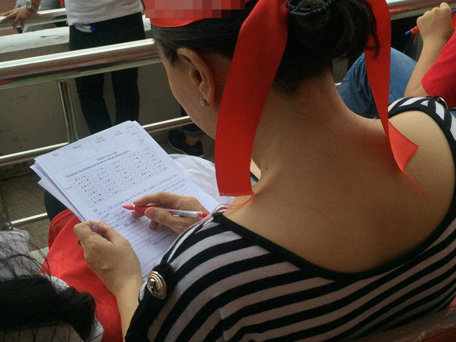 Cô giáo vừa chấm bài vừa tham gia giao lưu cùng đội tuyển U23 Việt Nam