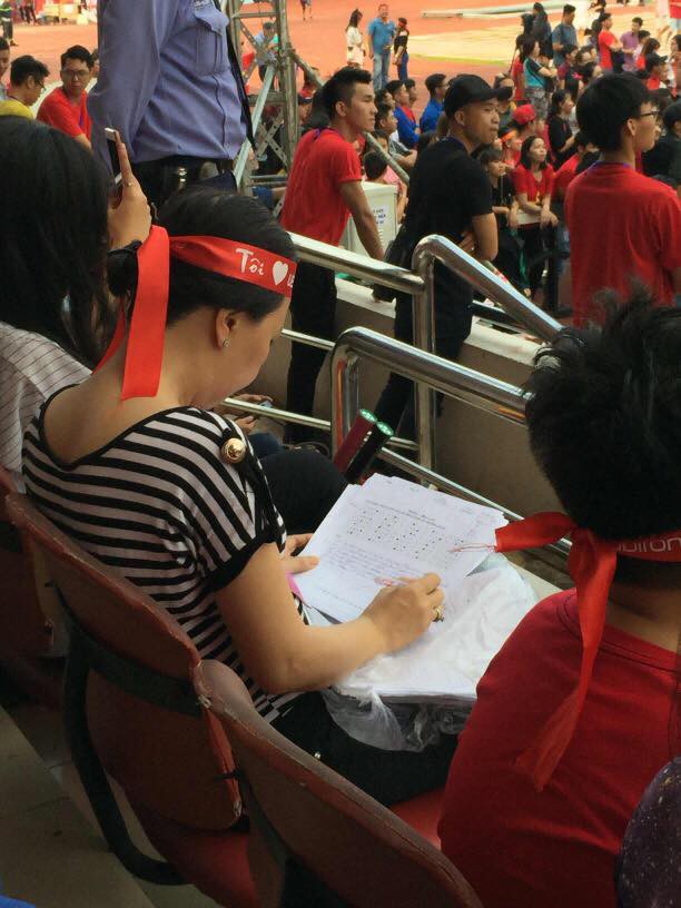 Cô giáo vừa chấm bài vừa tham gia giao lưu cùng đội tuyển U23 Việt Nam