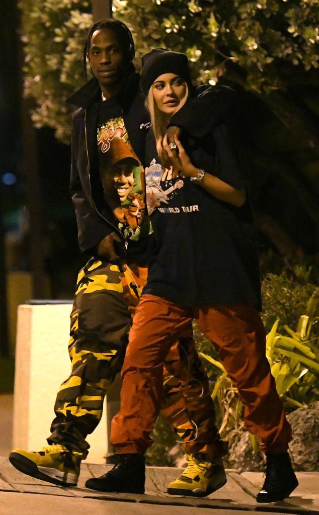 Kylie Jenner tung video sinh con sau 9 tháng giấu diếm