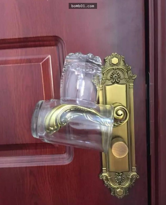 Ở khách sạn, trước khi ngủ tìm 2 chiếc ly rồi làm thế này, vì sự an toàn của bạn đấy