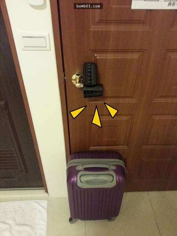 Ở khách sạn, trước khi ngủ tìm 2 chiếc ly rồi làm thế này, vì sự an toàn của bạn đấy