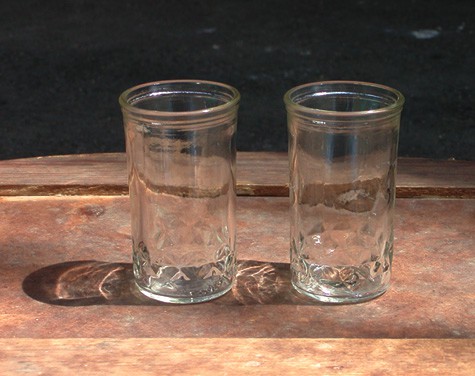 Ở khách sạn, trước khi ngủ tìm 2 chiếc ly rồi làm thế này, vì sự an toàn của bạn đấy