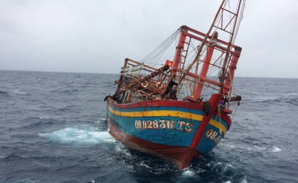 Phát hiện tàu cá không người lái trôi dạt trên vùng biển Nghệ An