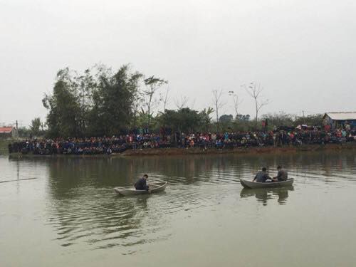 Vụ 4 người trong gia đình đuối nước: 3 nạn nhân tìm thấy cùng một chỗ, một cháu bé cứu lên gần bờ thì tử vong