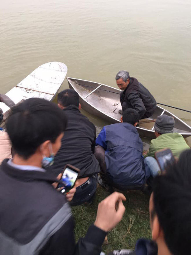 Vụ 4 người trong gia đình đuối nước: 3 nạn nhân tìm thấy cùng một chỗ, một cháu bé cứu lên gần bờ thì tử vong Vụ 4 người trong gia đình đuối nước: 3 nạn nhân tìm thấy cùng một chỗ, một cháu bé cứu lên gần bờ thì tử vong