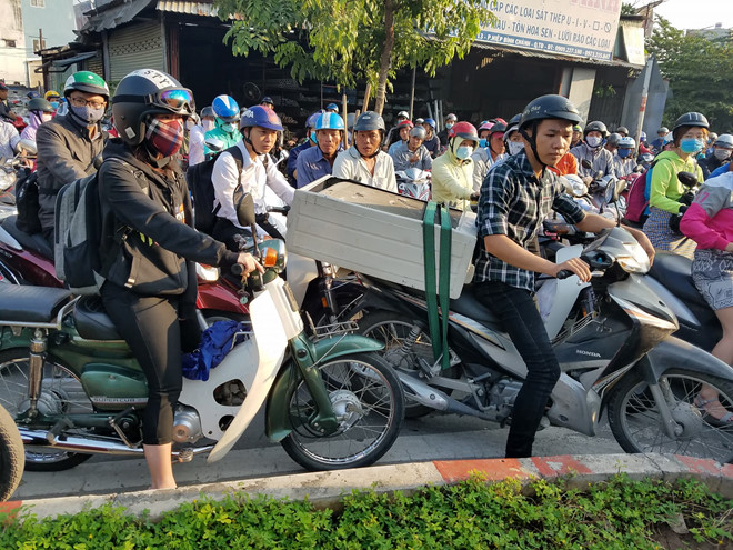 Cửa ngõ Bến xe Miền Đông ùn tắc kéo dài dù chưa đến cao điểm Tết