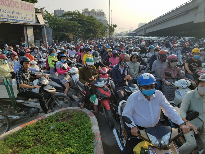 Cửa ngõ Bến xe Miền Đông ùn tắc kéo dài dù chưa đến cao điểm Tết