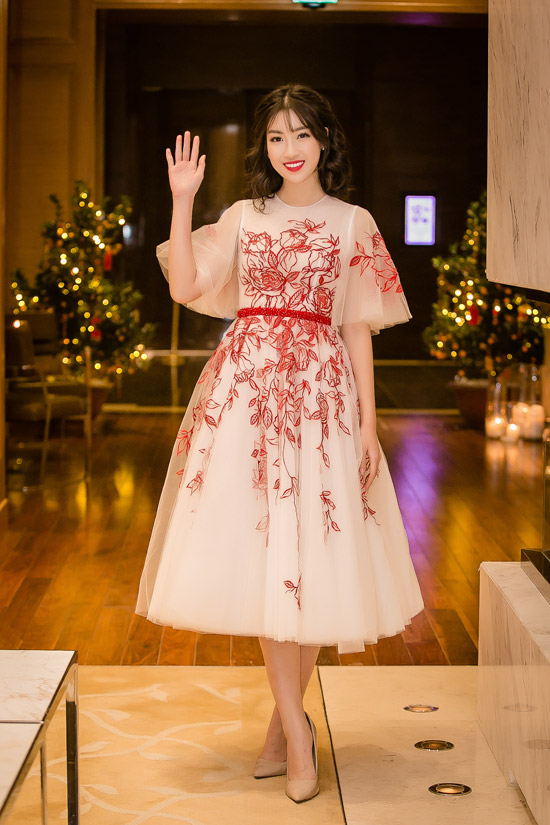 Mai Phương Thúy hở trọn bầu ngực giữa trời đông 10 độ C