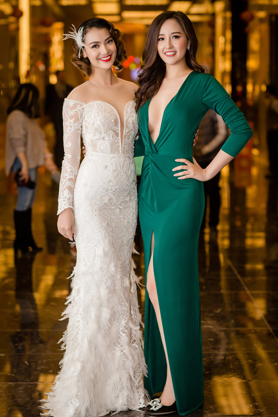 Mai Phương Thúy hở trọn bầu ngực giữa trời đông 10 độ C