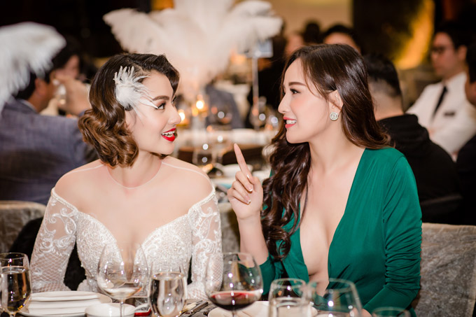 Mai Phương Thúy hở trọn bầu ngực giữa trời đông 10 độ C