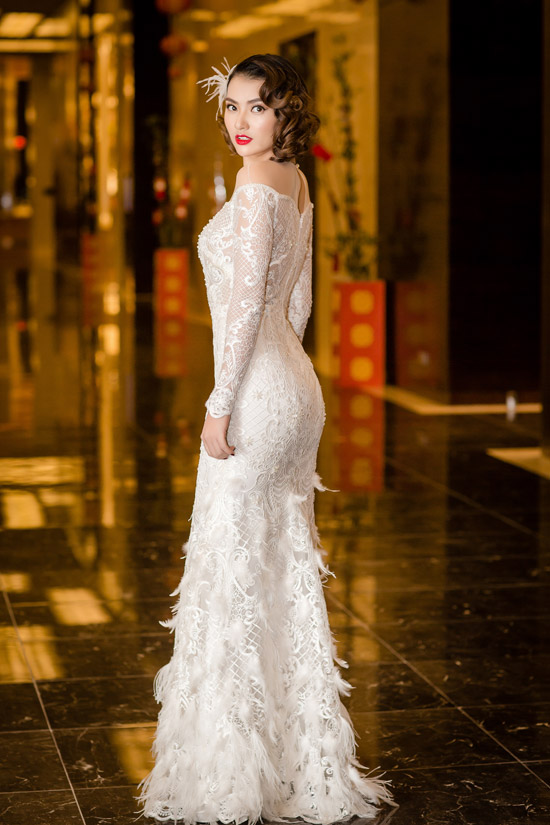 Mai Phương Thúy hở trọn bầu ngực giữa trời đông 10 độ C