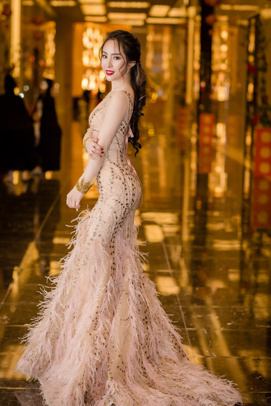 Mai Phương Thúy hở trọn bầu ngực giữa trời đông 10 độ C