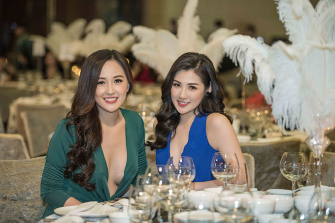 Mai Phương Thúy hở trọn bầu ngực giữa trời đông 10 độ C