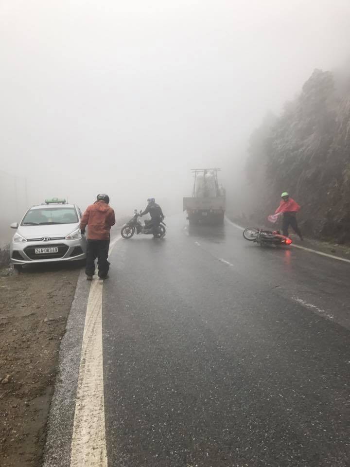 Hàng loạt xe máy trượt ngã trên đỉnh đèo Ô Quy Hồ do băng đóng trên mặt đường