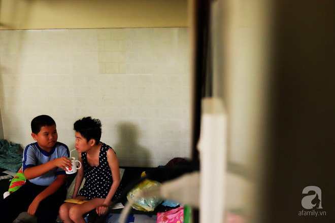 Vì tình yêu, người đàn ông tự tay chăm sóc vợ hờ mang bệnh hiểm nghèo chảy máu vùng kín, thương con vợ như con mình