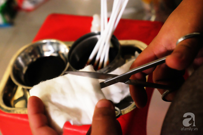 Vì tình yêu, người đàn ông tự tay chăm sóc vợ hờ mang bệnh hiểm nghèo chảy máu vùng kín, thương con vợ như con mình