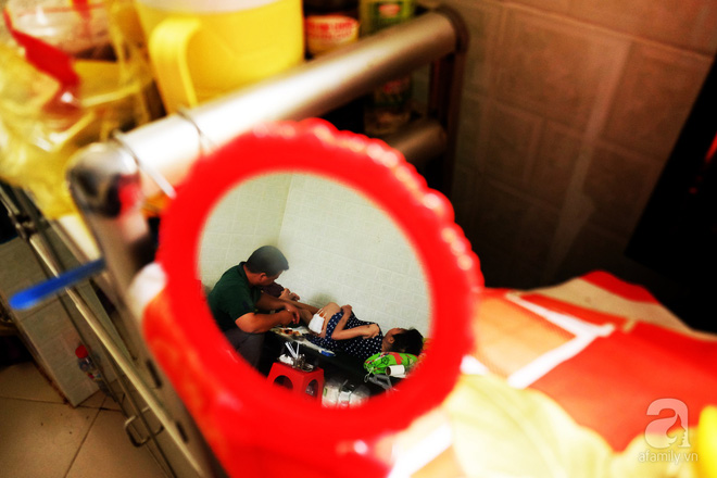 Vì tình yêu, người đàn ông tự tay chăm sóc vợ hờ mang bệnh hiểm nghèo chảy máu vùng kín, thương con vợ như con mình