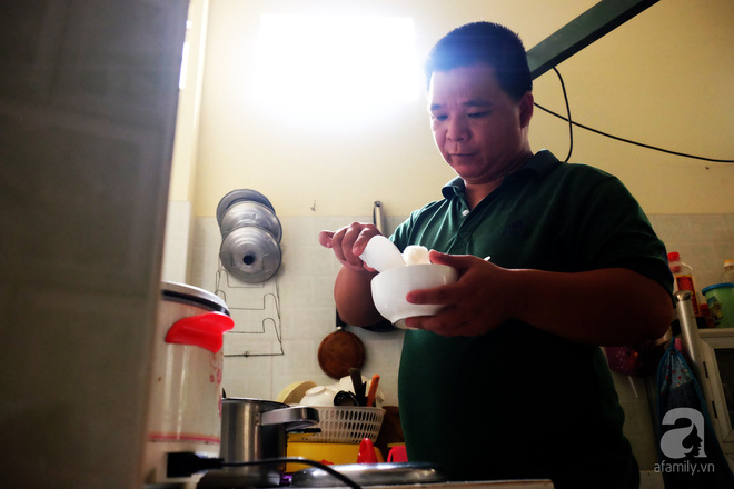 Vì tình yêu, người đàn ông tự tay chăm sóc vợ hờ mang bệnh hiểm nghèo chảy máu vùng kín, thương con vợ như con mình