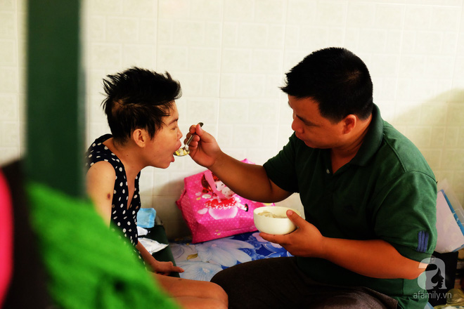 Vì tình yêu, người đàn ông tự tay chăm sóc vợ hờ mang bệnh hiểm nghèo chảy máu vùng kín, thương con vợ như con mình