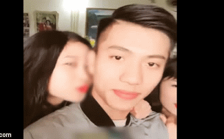 Người đàn ông lạ quàng tay qua mặt Xuân Trường, đòi chụp ảnh với Xuân Mạnh Người đàn ông lạ quàng tay qua mặt Xuân Trường, đòi chụp ảnh với Xuân Mạnh