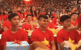 Người đàn ông lạ quàng tay qua mặt Xuân Trường, đòi chụp ảnh với Xuân Mạnh