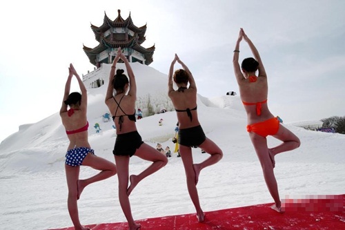 Mặc trời băng tuyết, gái trẻ TQ vẫn diện bikini tập Yoga trên đỉnh núi