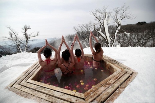 Mặc trời băng tuyết, gái trẻ TQ vẫn diện bikini tập Yoga trên đỉnh núi