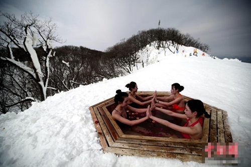 Mặc trời băng tuyết, gái trẻ TQ vẫn diện bikini tập Yoga trên đỉnh núi