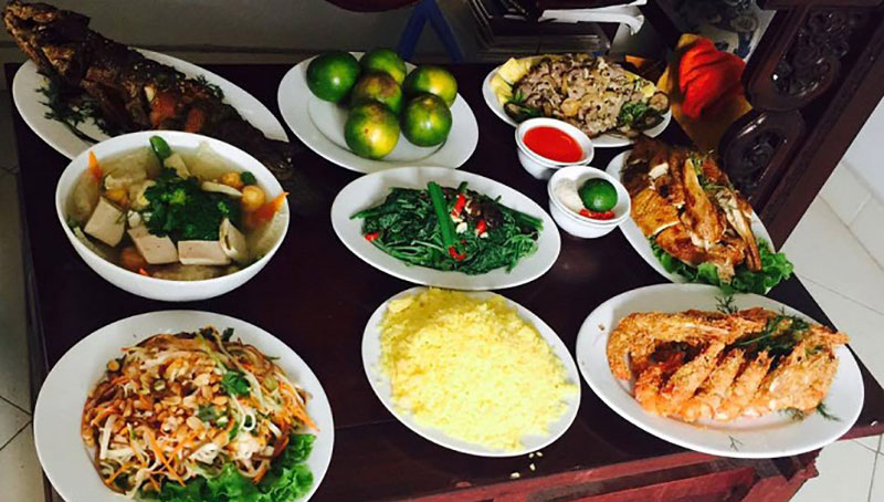 Mâm cỗ cúng ông Táo 6 triệu, chị em công sở đổ đi xô đặt