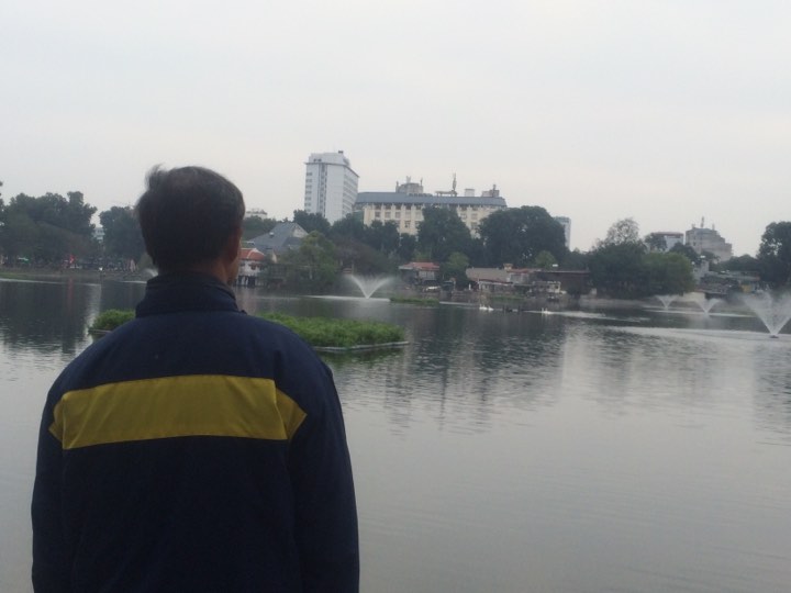 Cắt cử 10 công nhân mỗi ngày làm bảo mẫu trông đàn thiên nga 24/24