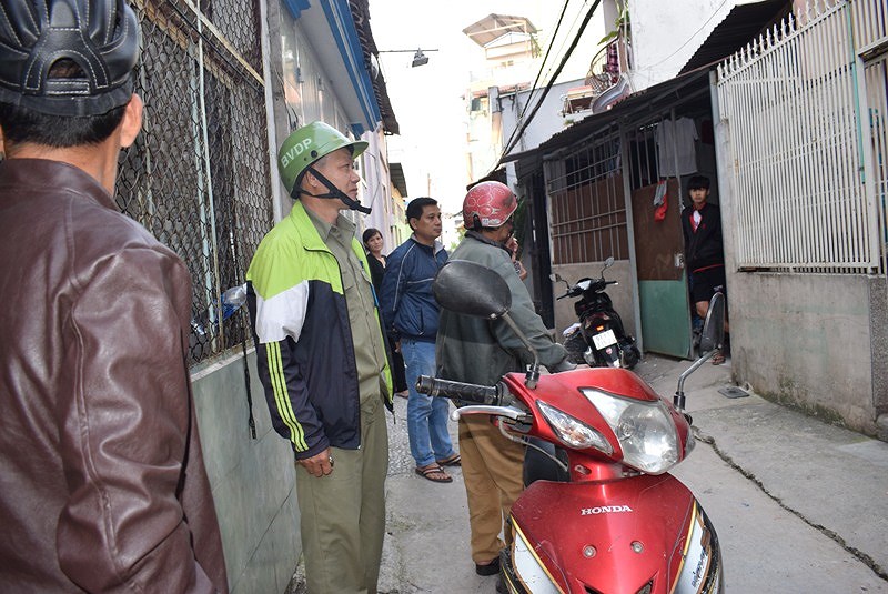 Cướp taxi bất thành, xông vào nhà dân đổ nước gài điện cố thủ