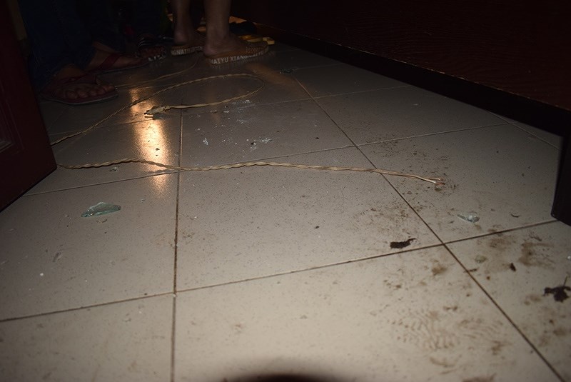 Cướp taxi bất thành, xông vào nhà dân đổ nước gài điện cố thủ