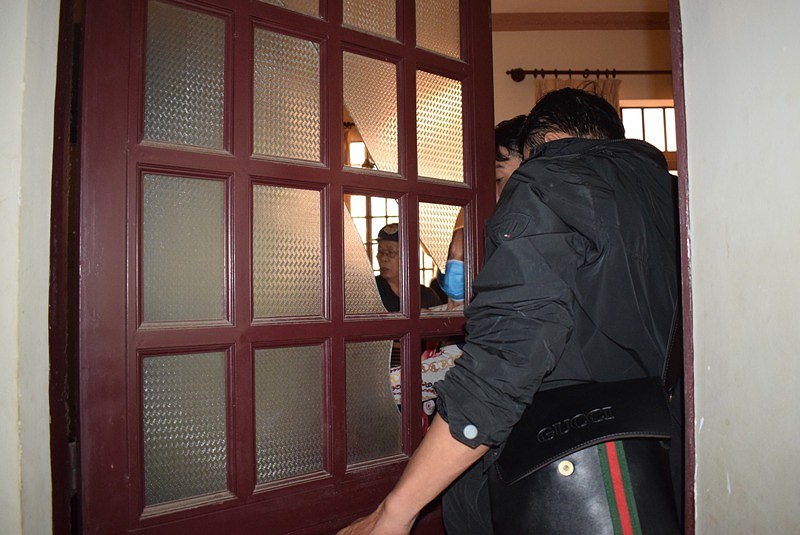 Cướp taxi bất thành, xông vào nhà dân đổ nước gài điện cố thủ