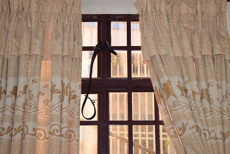 Cướp taxi bất thành, xông vào nhà dân đổ nước gài điện cố thủ