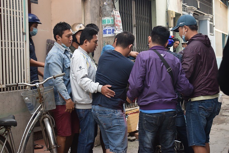 Cướp taxi bất thành, xông vào nhà dân đổ nước gài điện cố thủ