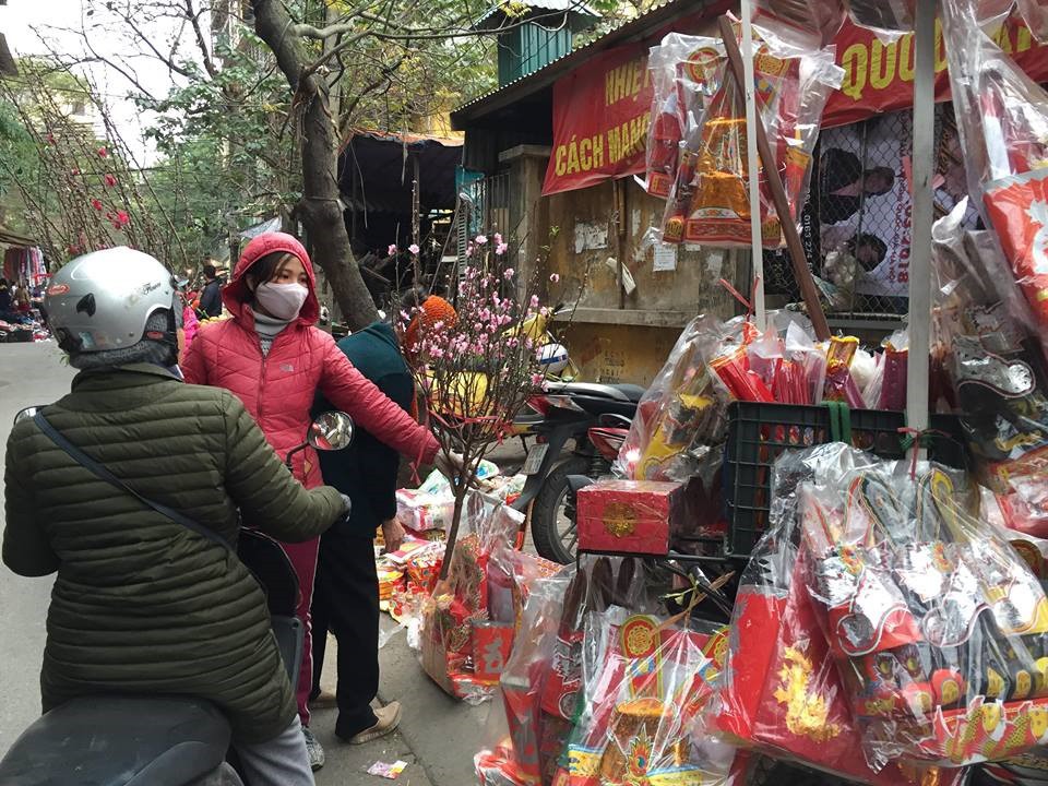 Người dân sắm Tết sớm vì 3-4 ngày nữa giá cả tăng cao