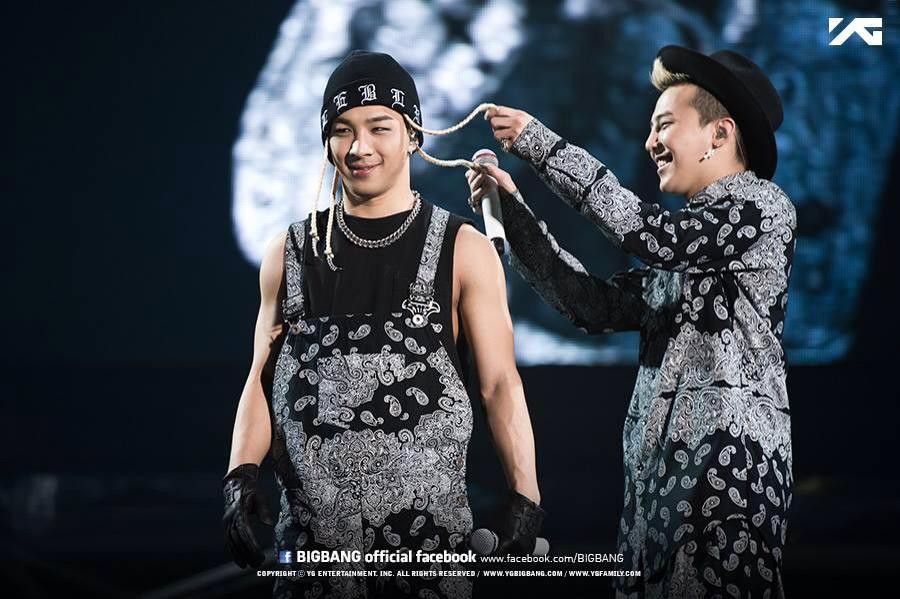 Clip: G-Dragon lặng lẽ khóc, cố gạt đi nước mắt khi chứng kiến bạn thân 18 năm Taeyang cưới vợ Clip: G-Dragon lặng lẽ khóc, cố gạt đi nước mắt khi chứng kiến bạn thân 18 năm Taeyang cưới vợ