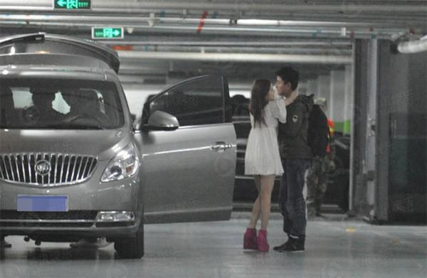 Sau tin cố tình có bầu, Lý Tiểu Lộ lại bị tung loạt ảnh ôm hôn Giả Nãi Lượng