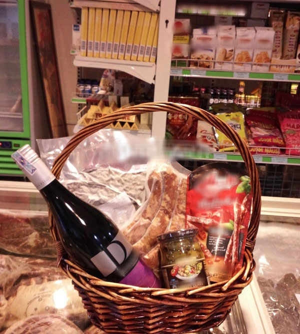 Vợ tức nghẹn vì chồng được thưởng Tết toàn đồ nhập khẩu, không cho con ăn mà gửi hết về biếu ông bà nội